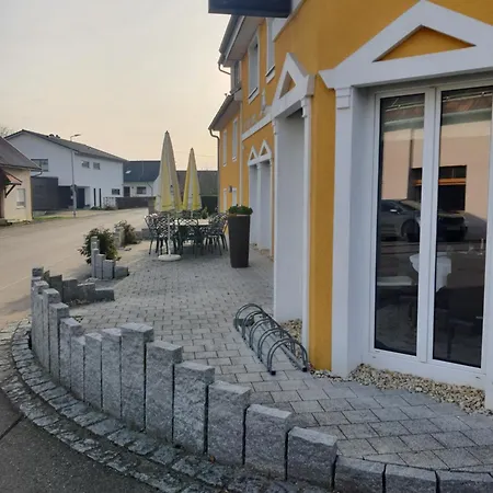 Esmeralda Mit Sonnenterrasse & Grossem Parkplatz