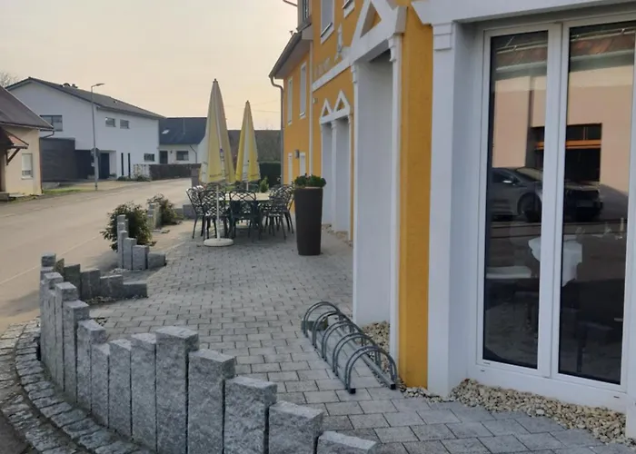 Esmeralda Mit Sonnenterrasse & Grossem Parkplatz